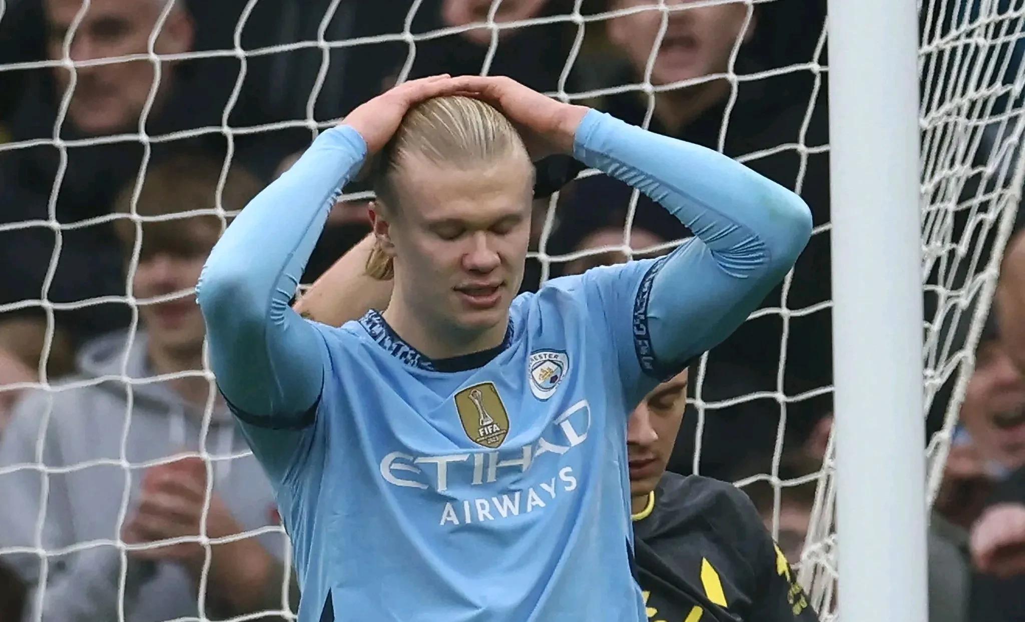 巴萨重伤倒地，哈兰德全队围拢祈祷，场面感人的简单介绍