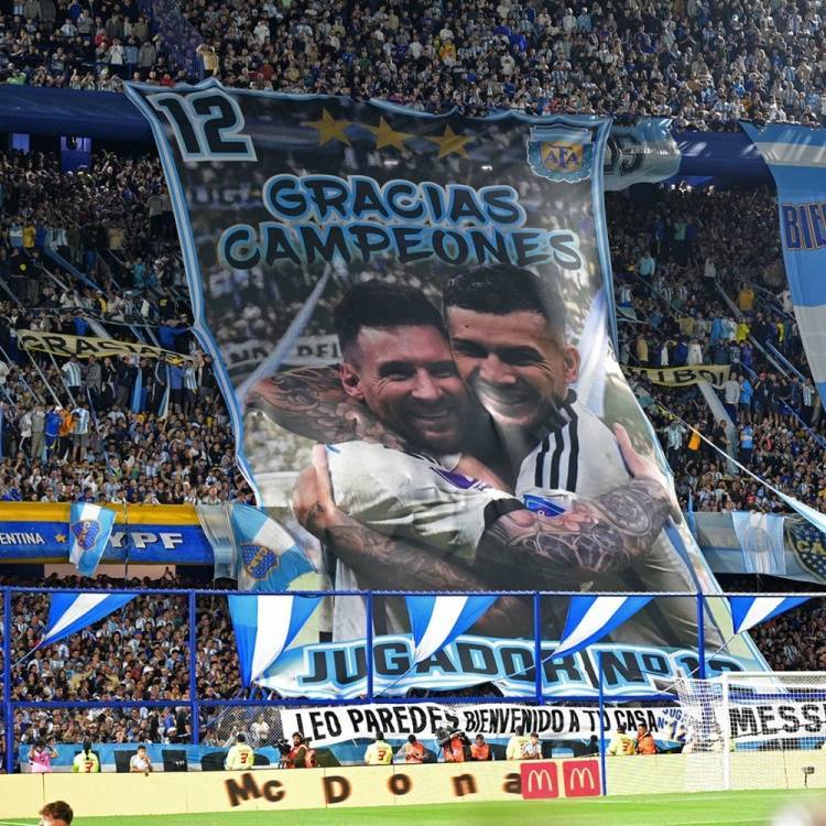 热刺今日表现抢眼，梅西整场无解，教练赛后亲自拥抱的简单介绍